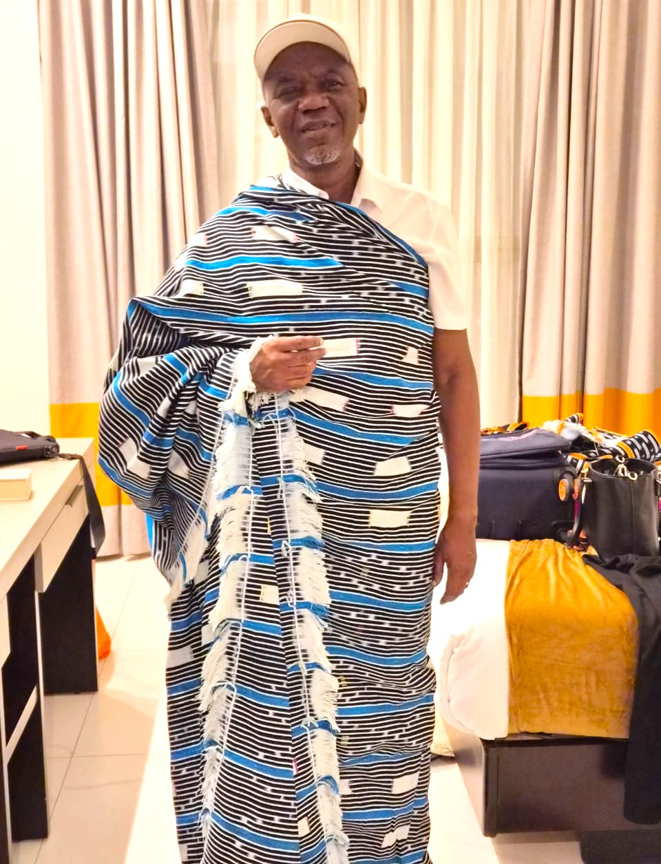 DG ITC en tenue traditionnelle